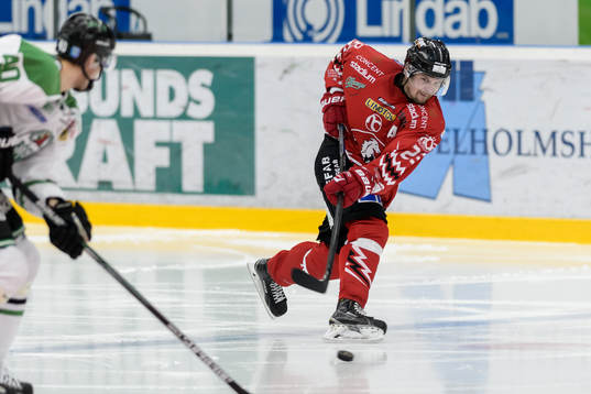 Vita Hästens Viktor Amnér skjuter ett skott