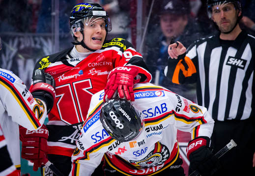 Örebros Joonas Jalvanti  trycker ner Luleås Johan Forsberg