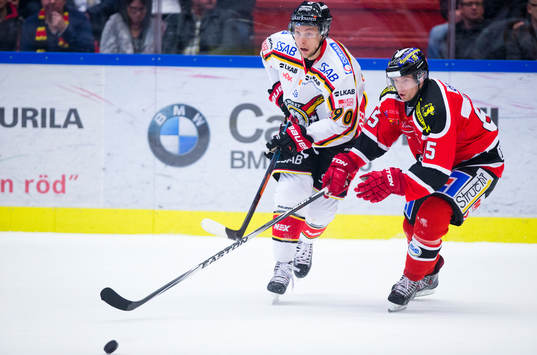 Luleås Johan Harju och Örebros Kalle Olsson i kamp pucken
