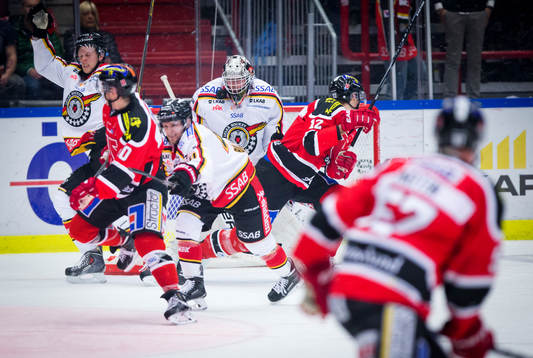 Luleås målvakt Daniel Larsson räddar ett skott