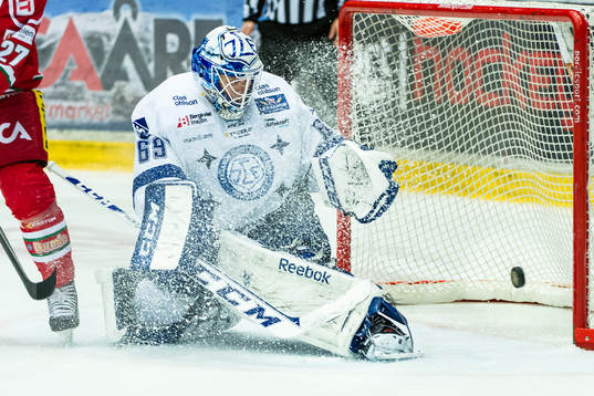 Leksands målvakt Oscar Alsenfelt släpper nästan in pucken