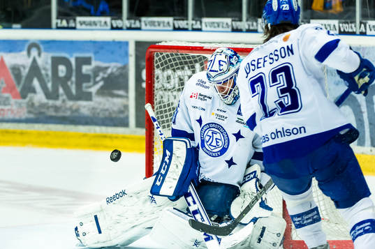 Leksands målvakt Oscar Alsenfelt räddar pucken med Daniel