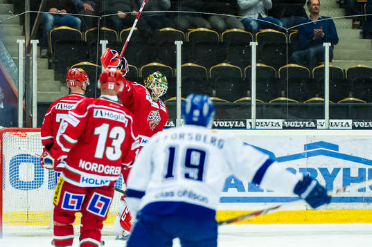 Modos målvakt Linus Ullmark jublar då slutsignalen går