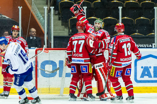 Modos målvakt Linus Ullmark jublar då slutsignalen går