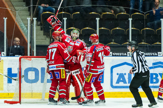 Modos målvakt Linus Ullmark jublar då slutsignalen går