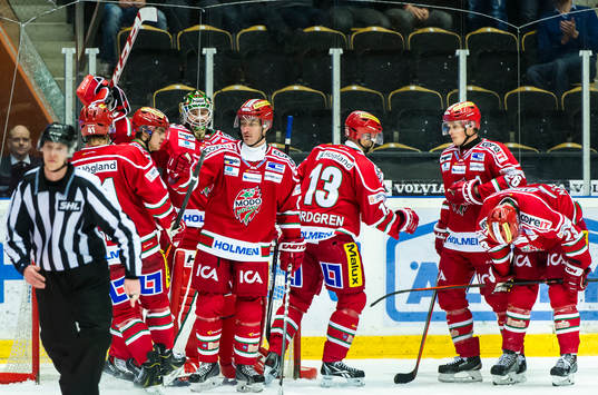 Modos målvakt Linus Ullmark jublar då slutsignalen går