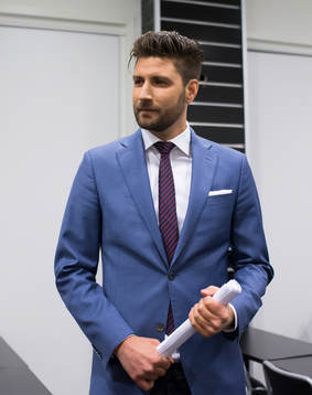 C-Mores kommentator Björn Oldéen före  ishockeymatchen i