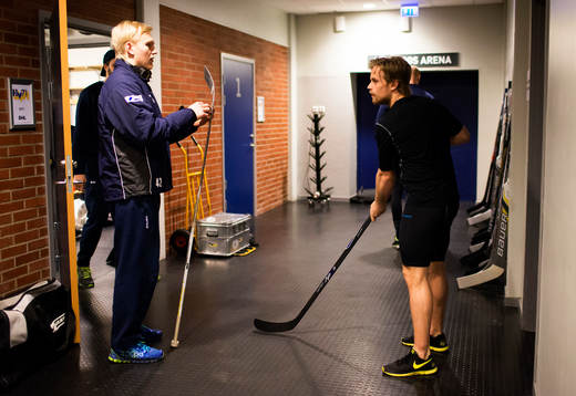 s  Filip Ahl (v) fixar med klubban