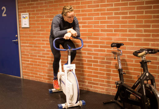 s Andreas Jämtin trampar cykel innan ishockeymatchen i SHL