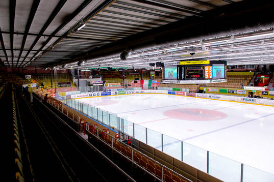 Interiör på FM Mattsson Arena före ishockeymatchen i