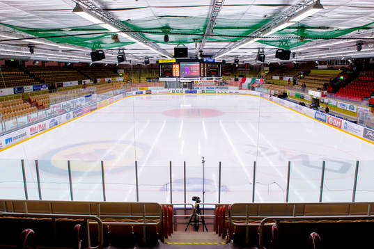 Interiör på FM Mattsson Arena före ishockeymatchen i