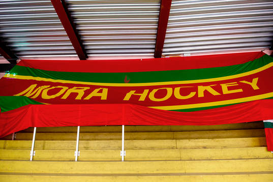 En flagga före ishockeymatchen i hockeyallsvenskan mellan