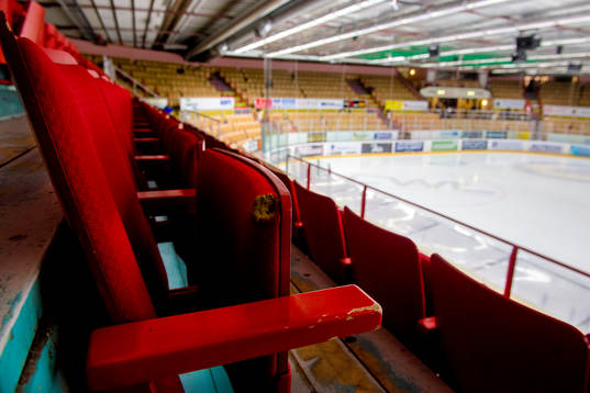 En sliten stol på läktaren inne på FM Mattsson Arena