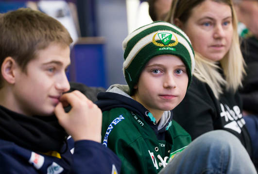 En ung Färjestadssupporter på läktaren