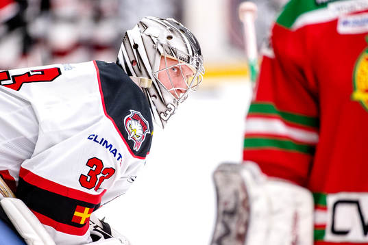 Malmö Redhawks målvakt Niko Hovinen före ishockeymatchen