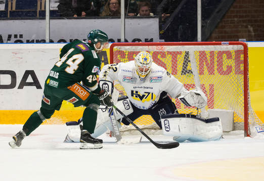 s målvakt Gustaf Wesslau räddar