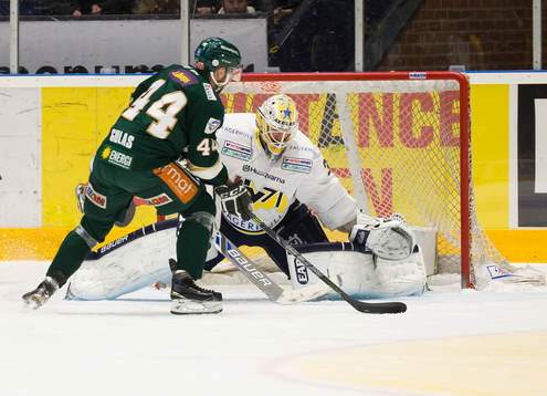 s målvakt Gustaf Wesslau räddar
