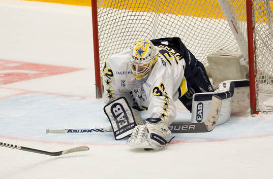 s målvakt Gustaf Wesslau lägger handsken på pucken