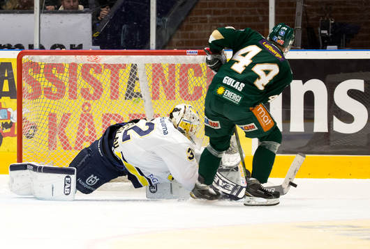 s målvakt Gustaf Wesslau räddar