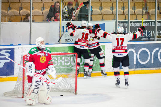 Malmö Redhawks Magnus Häggström , Björn Svensson  och