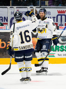 s Jere Karalahti firar sitt 3-2 mål med Filip Sandberg