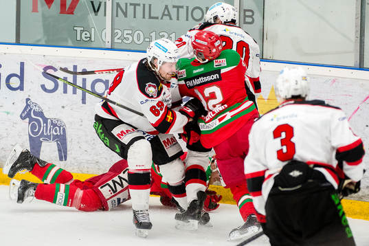 Malmö Redhawks Stefan Warg tacklar Moras Jonas Westerling