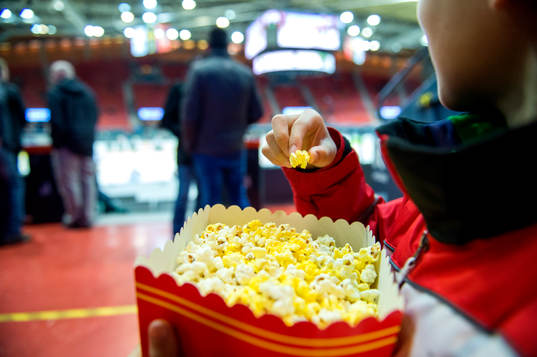 En person äter popcorn