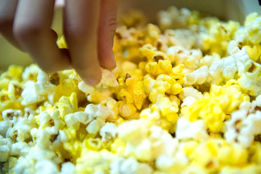 En person äter popcorn