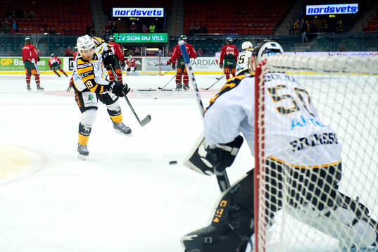 Skellefteås Andrew Calof värmer upp innan en