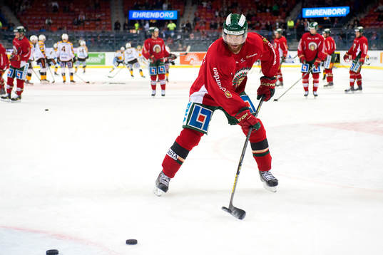 Frölundas Robin Figren värmer upp innan en ishockeymatch