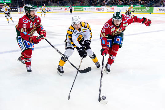 Frölundas Ryan Lasch (v) och Mattias Janmark (h) jagar