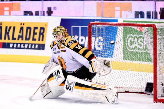 Frölundas Artturi Lehkonen (ej i bild) gör 4-3 bakom