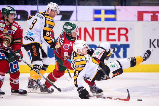 Frölundas Elias Fälth fäller Skellefteås Niclas