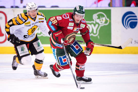 Skellefteås Patrik Zackrisson jagar Frölundas Andreas