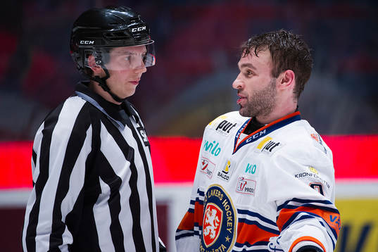 Växjös Josh Hennessy i diskussion med domaren
