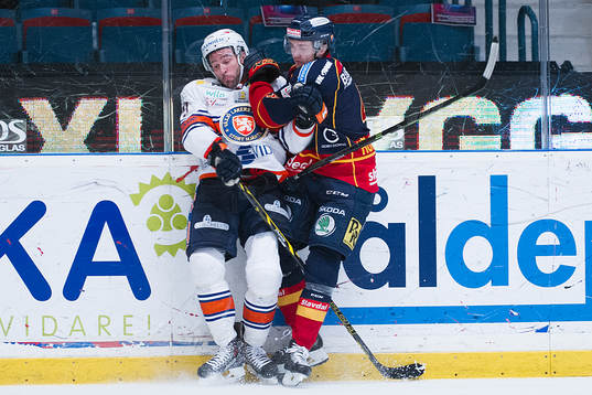 Växjös Josh Hennessy i kamp om pucken med Djurgårdens