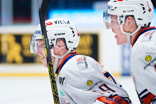 Växjös Tuomas Kiiskinen (tv) gör 1-1 och jublar med