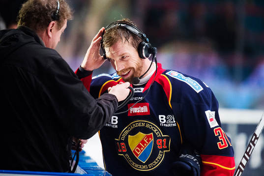 Djurgårdens Mikael Samuelsson blir intervjuad av tv