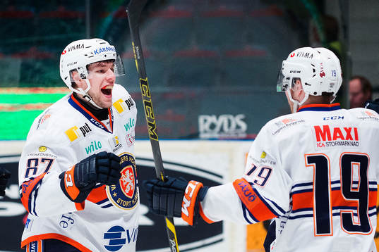 Växjös Robert Rosén (tv) gör 3-5 och jublar med Tuomas