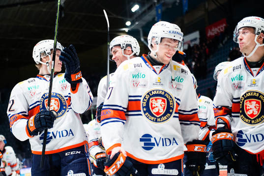 Växjös spelare med Teemu Laakso (tv) och Jeff Tambellini