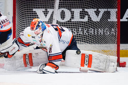 Växjös målvakt Stefan Steen räddar pucken med sitt