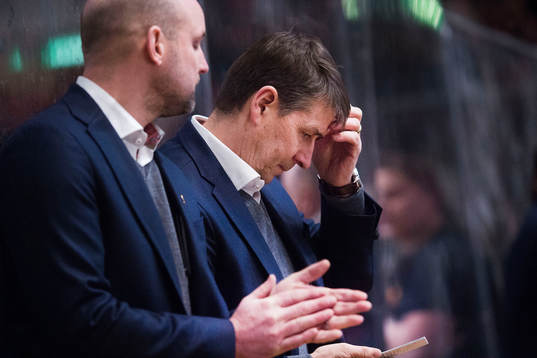 Djurgårdens tränare Hans Särkijärvi tar sig för pannan