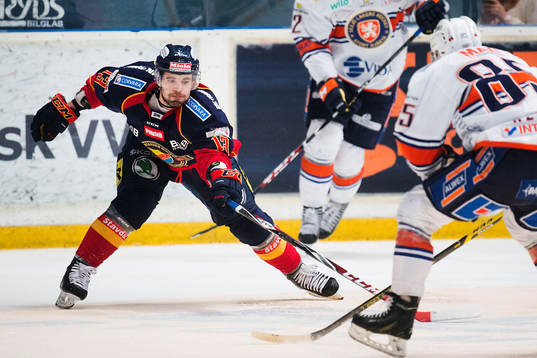 Djurgårdens Damien Fleury försöker ta pucken av Växjös