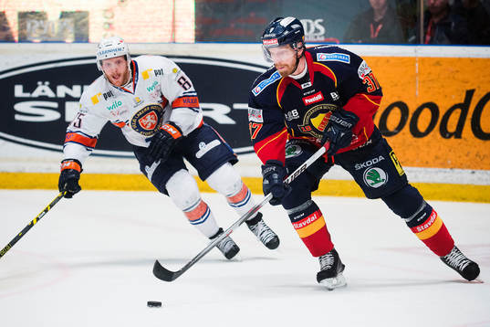 Växjös Liam Reddox och Djurgårdens Mikael Samuelsson