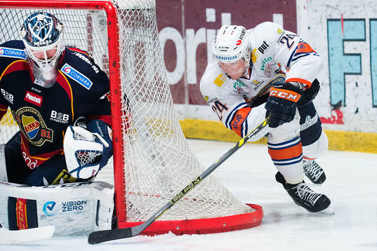Växjös Jani Lajunen försöker få in pucken bakom