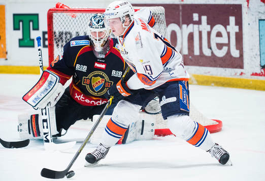 Växjös Tuomas Kiiskinen framör Djurgårdens målvakt