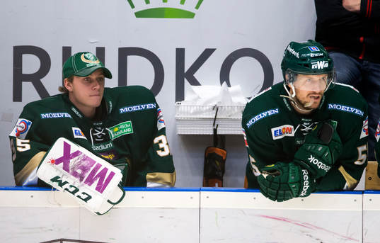 Färjestads målvakt Fredrik Pettersson Wentzel vaktar