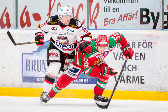 Malmö Redhawks Mathias Tjärnqvist  jagar Moras Lukas