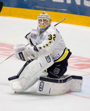 s målvakt Gustaf Wesslau tittar
