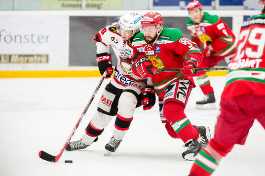 Malmö Redhawks Henrik Hetta tacklas utav Moras Jerry